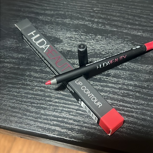 🌙💕Heartbreaker Huda Beauty Lip Liner - Picture 2 of 10
